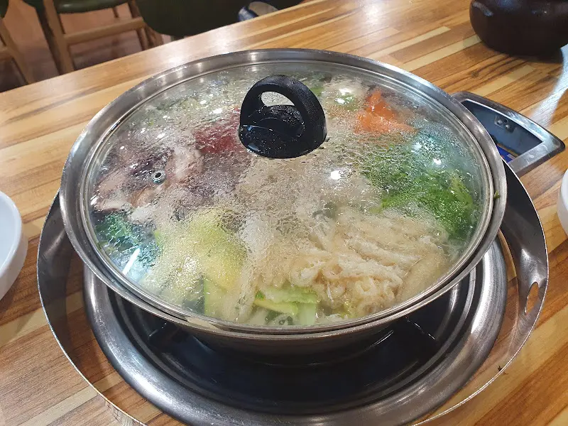 우리밀 국수전골 냄비의 모습