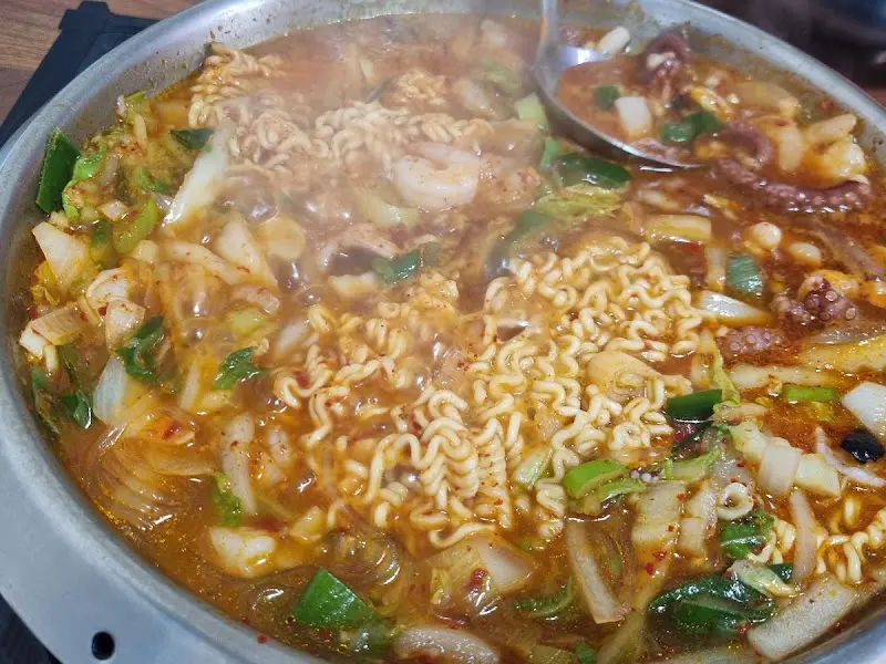 끓고 있는 낙곱새의 모습