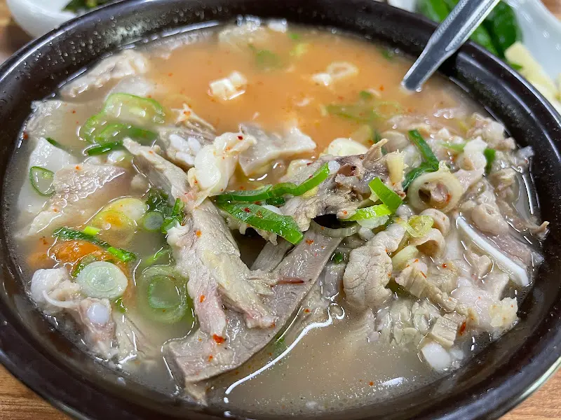 푸짐한 건더기가 인상적인 국밥