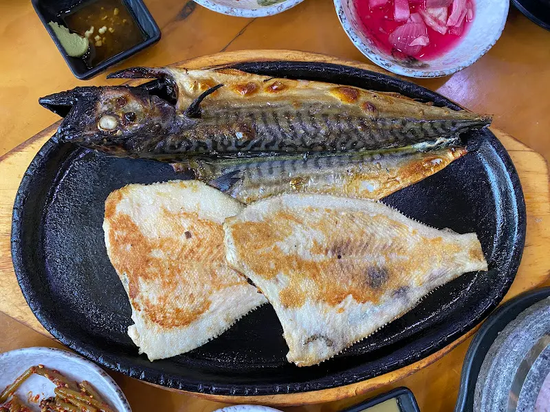 윤기가 흐르는 고등어 구이