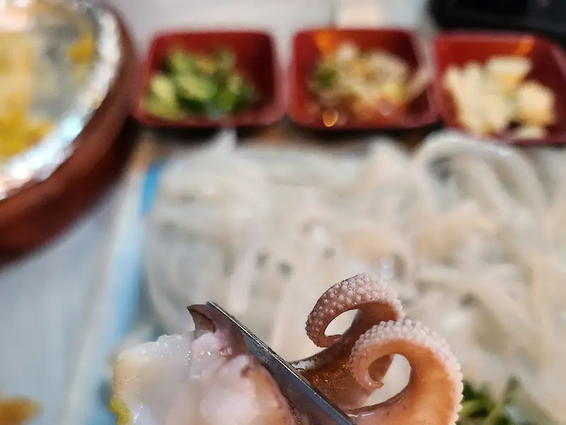 신선한 해산물 곁들임 재료