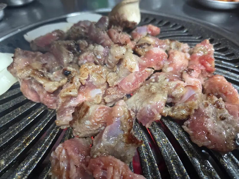 불판 위에서 익어가는 오돌뼈