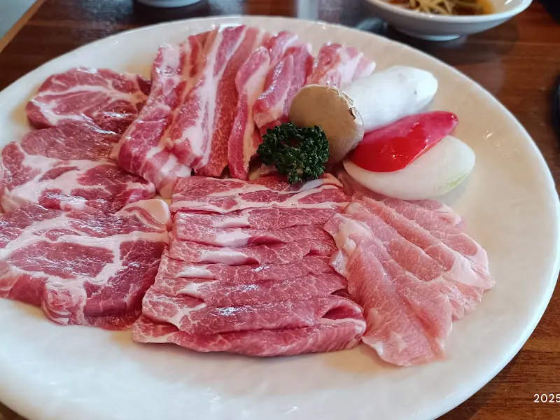 두툼한 돼지고기 한판