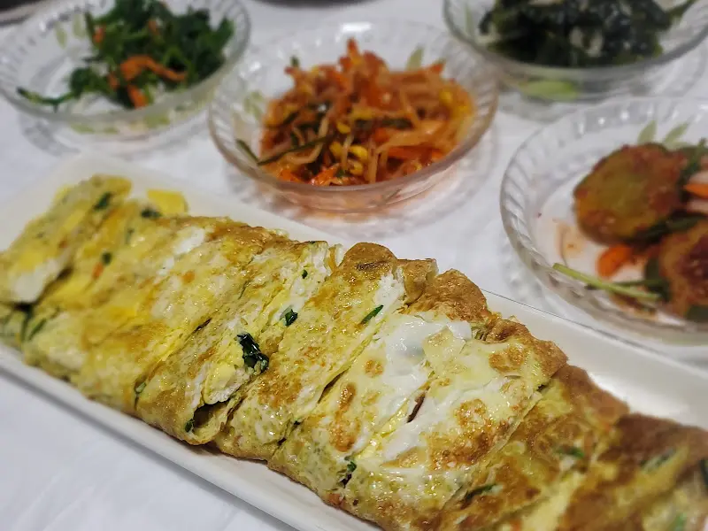 계란말이와 나물 반찬