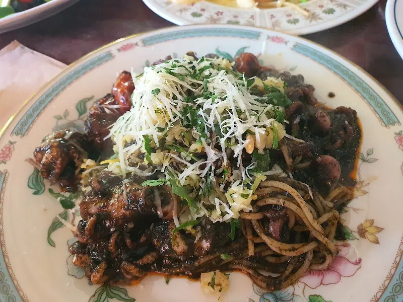 어두운 소스가 인상적인 파스타