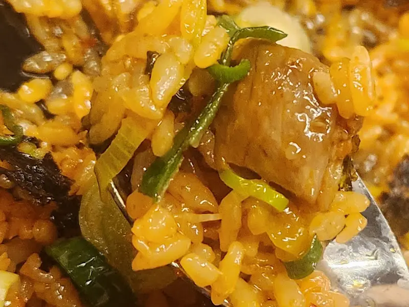 볶음밥을 숟가락으로 크게 떠올린 모습