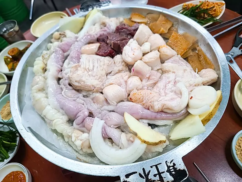 푸짐한 한 상 차림, 곱창과 함께 즐기는 다양한 밑반찬들