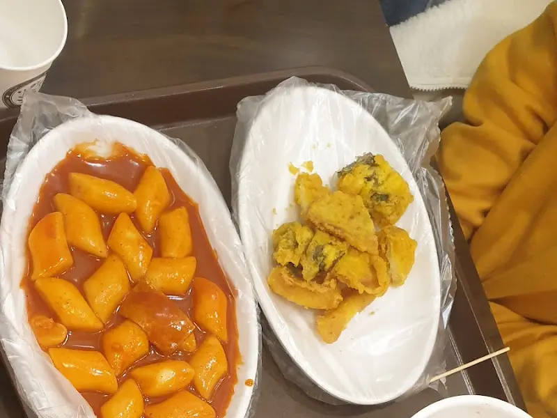 떡볶이와 튀김이 담긴 접시