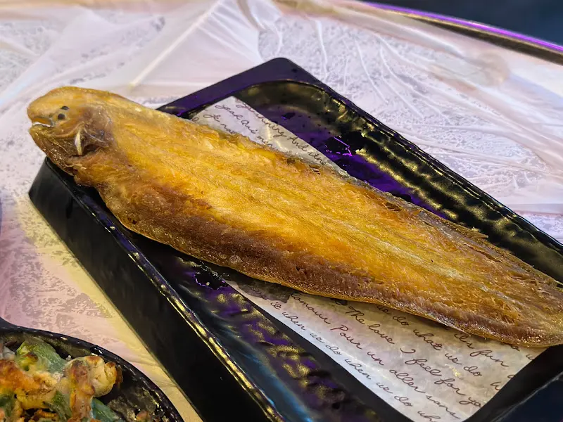 신선한 갑오징어회와 곁들임 재료