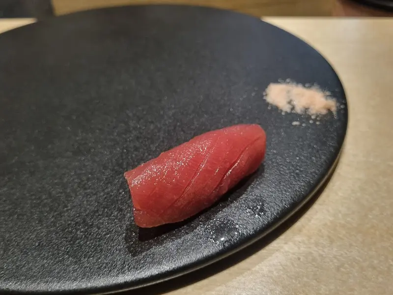 윤기가 흐르는 참치 초밥