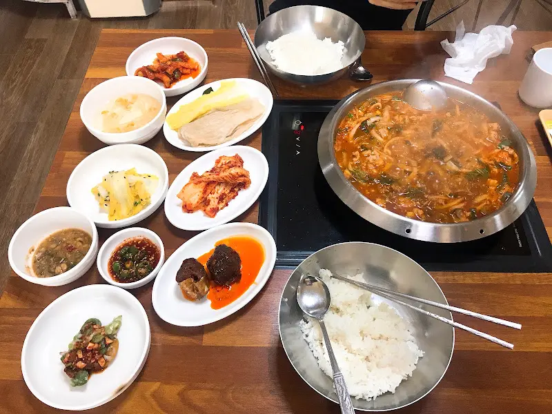 다채로운 밑반찬이 한 상 가득 차려진 모습