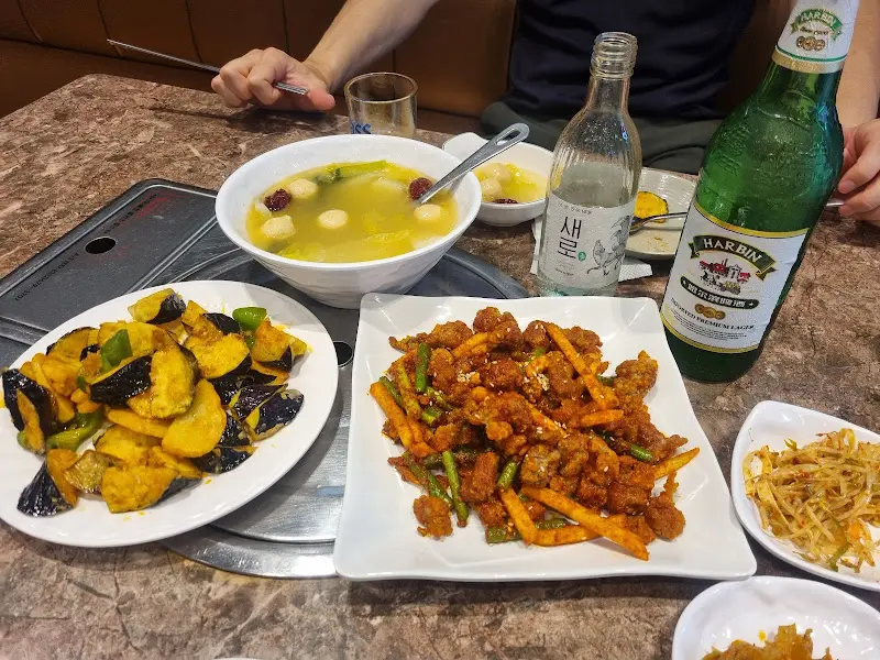 테이블 위에 놓인 지삼선, 마라탕, 칭따오