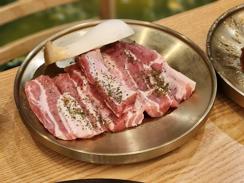 숯불에 구워 더욱 맛있는 양념갈비