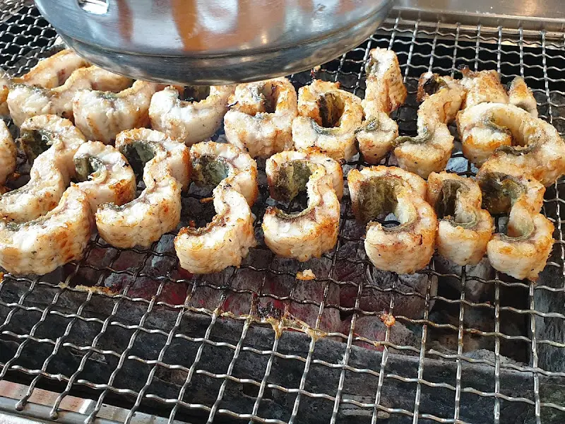 먹기 좋게 잘린 장어가 숯불 위에서 익어가는 모습