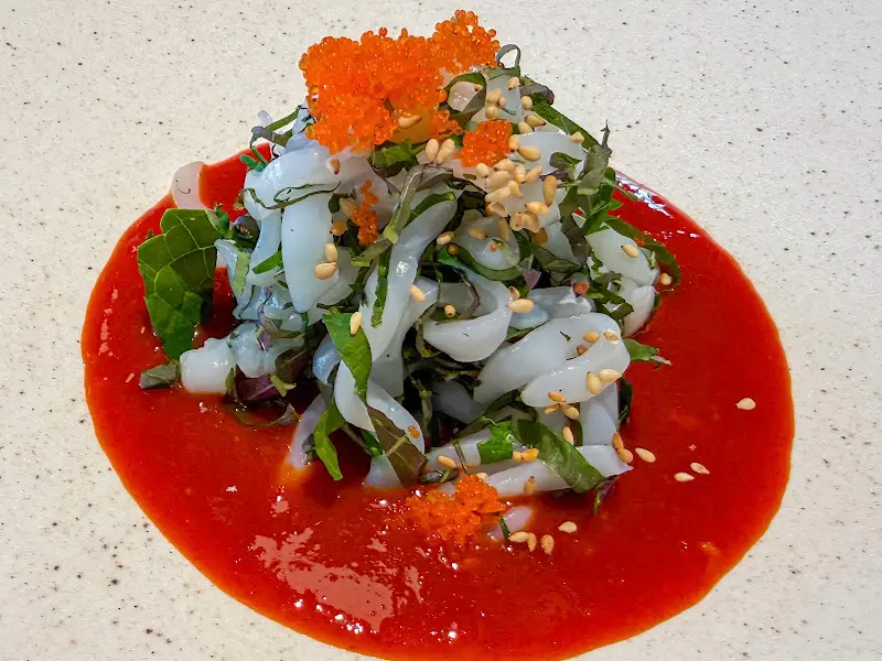 신선한 해산물과 야채가 어우러진 퓨전 물회