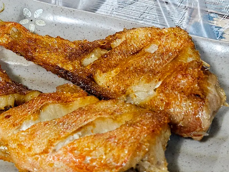 노릇하게 구워진 꽁치구이