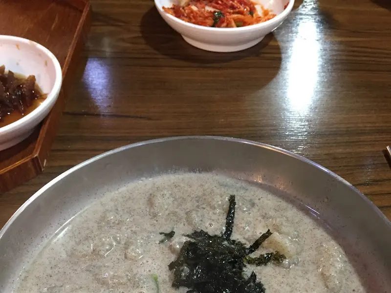 진한 들깨 향이 일품인 옹심이 칼국수