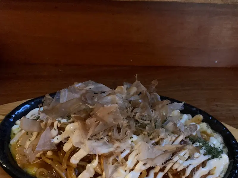 가쓰오부시가 듬뿍 올려진 오코노미야끼