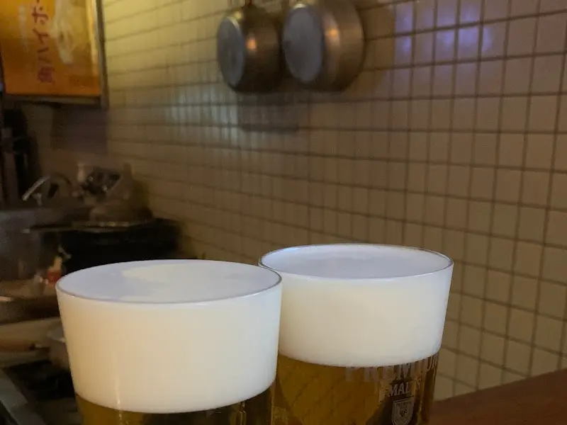 시원한 생맥주 두 잔이 나란히 놓여있는 모습