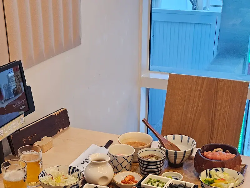 테이블에 차려진 히츠마부시 한 상 차림