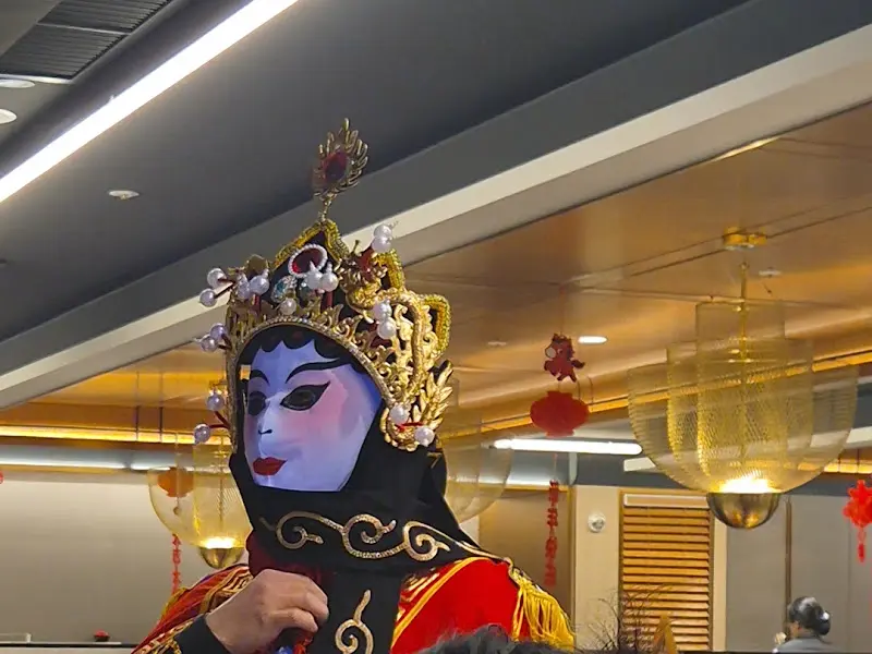 변검 공연자의 화려한 자태