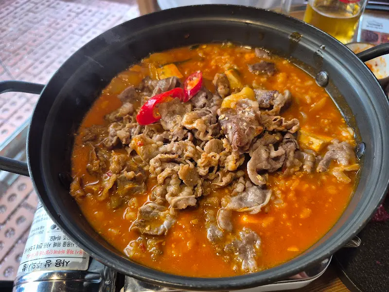 계란으로 감싼 칠면조 면을 곁들인 쇠고기 요리의 모습