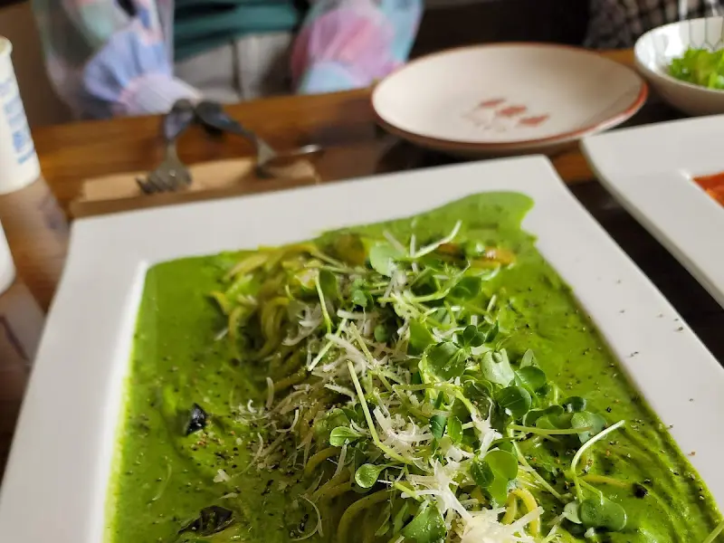 초록 파스타 근접샷