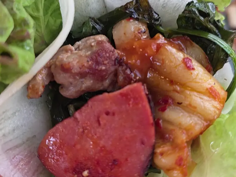 상추쌈에 싸여진 오리고기