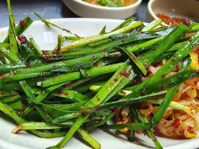 싱싱한 부추, 곱창과 함께 먹으면 더욱 맛있다