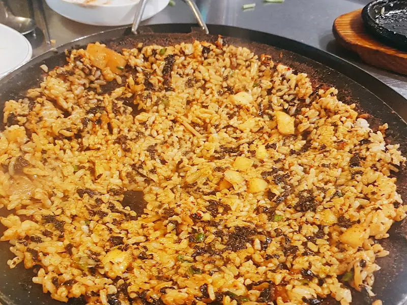 맛있게 볶아진 볶음밥의 모습