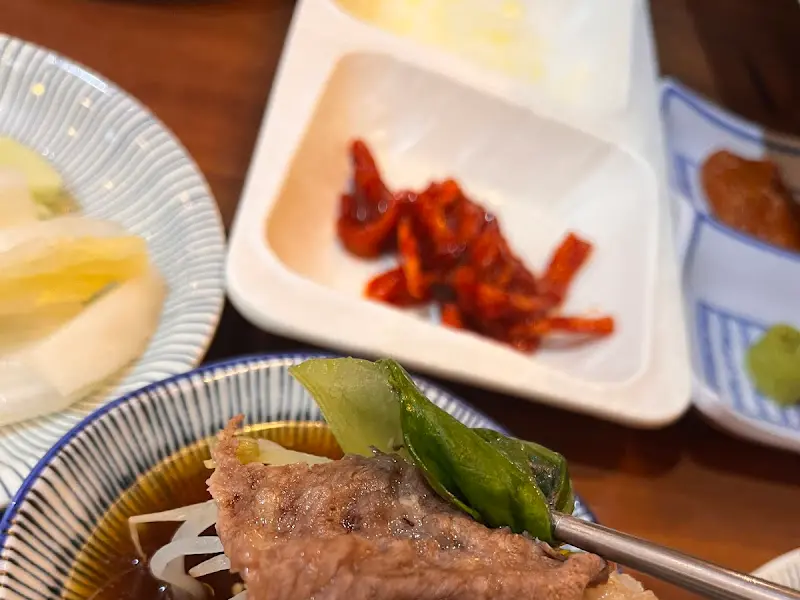 편백찜을 소스에 찍어먹는 모습