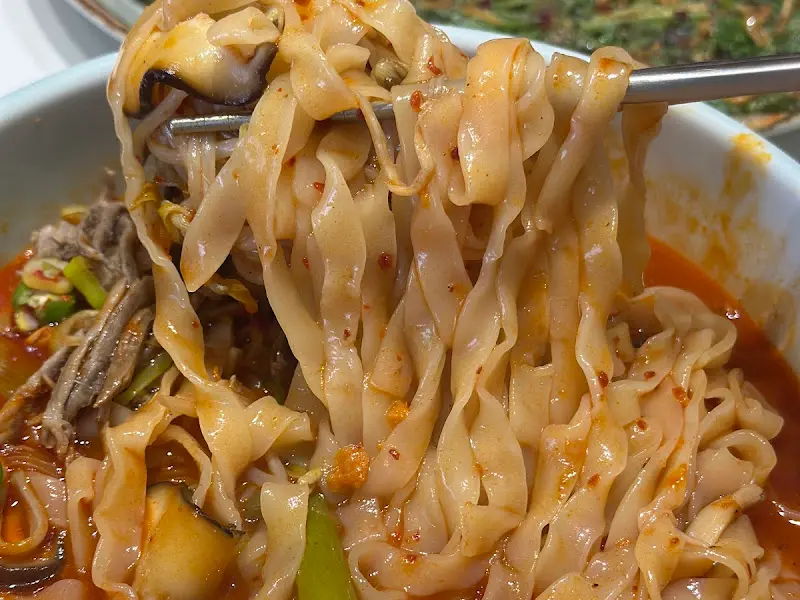 얼큰 칼국수의 쫄깃한 면발