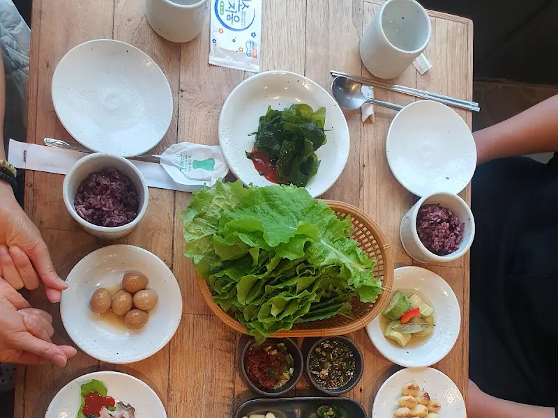 정갈하게 차려진 테이블 세팅