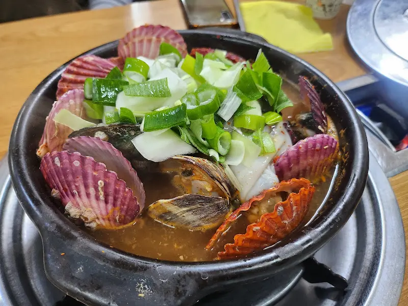 해산물이 가득한 해물뚝배기