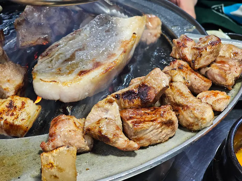 잘 구워진 목살과 새송이버섯