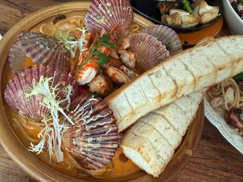 빵과 해산물이 푸짐하게 담긴 파스타