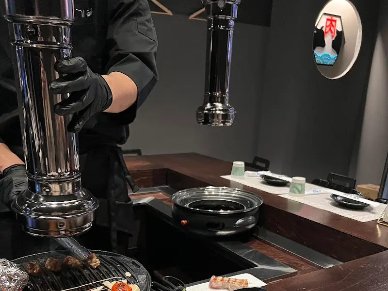 고기를 굽는 직원