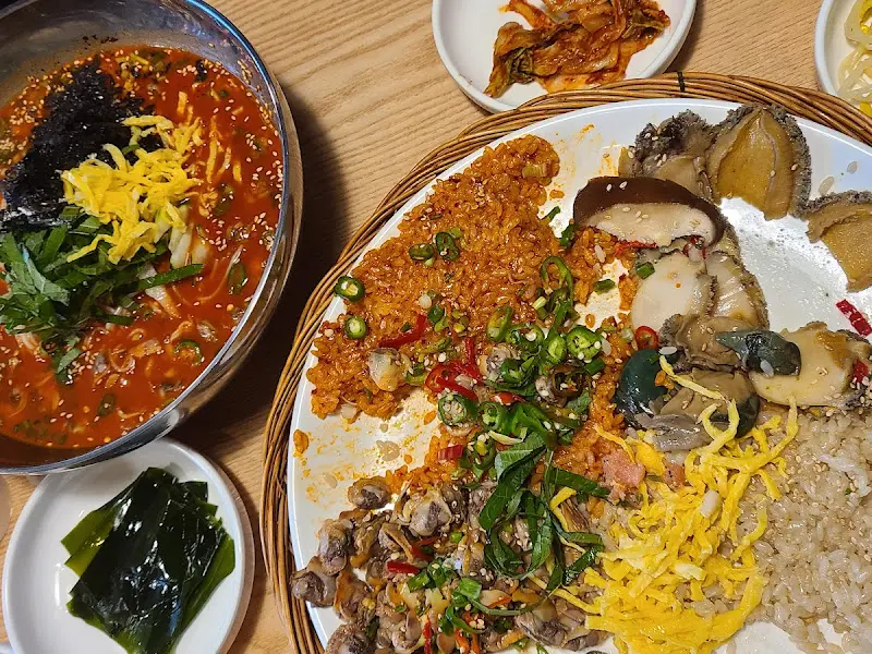 싱싱한 전복과 꼬막, 명란 등이 조화롭게 담겨있는 모습