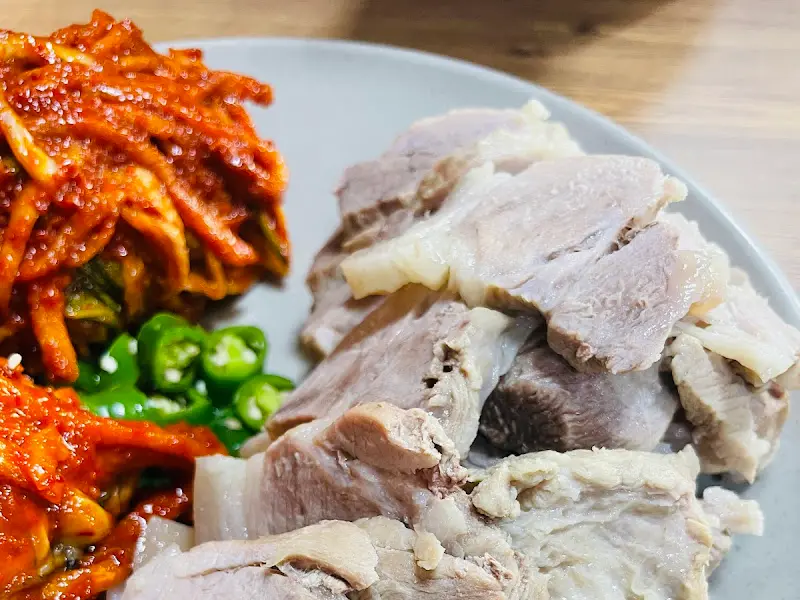 윤기가 좔좔 흐르는 보쌈