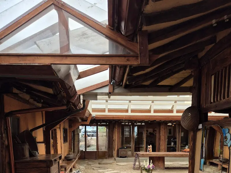 한옥의 아름다움을 그대로 살린 카페 내부