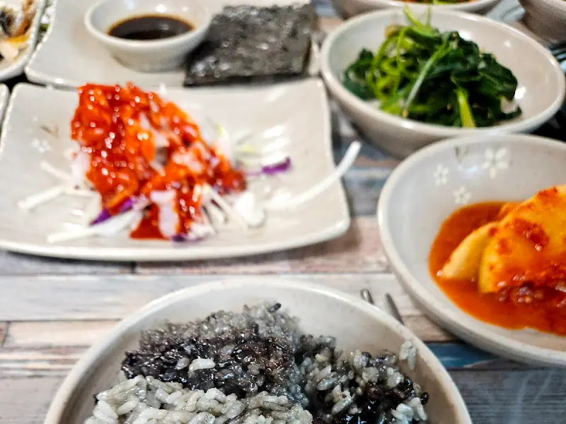 푸짐한 밑반찬과 돌솥밥