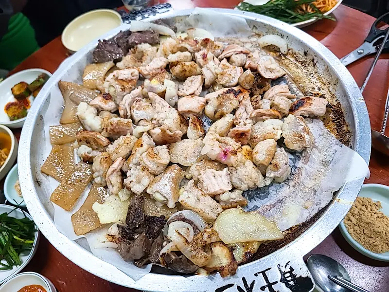 노릇노릇하게 구워진 곱창, 대창, 염통의 향연