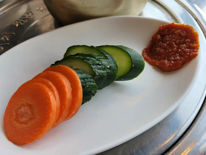 식당 내부의 깔끔하고 세련된 인테리어