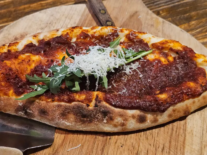 라구 소스가 듬뿍 올려진 깔조네 피자의 모습