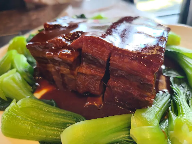 윤기가 흐르는 먹음직스러운 동파육