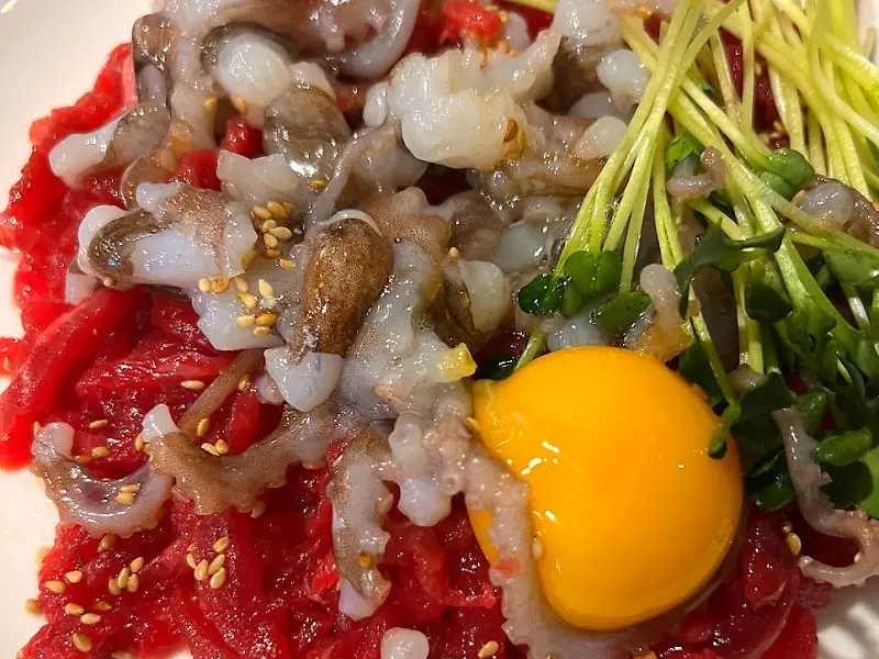 육회탕탕이의 근접 사진, 싱싱한 산낙지가 꿈틀거리는 모습