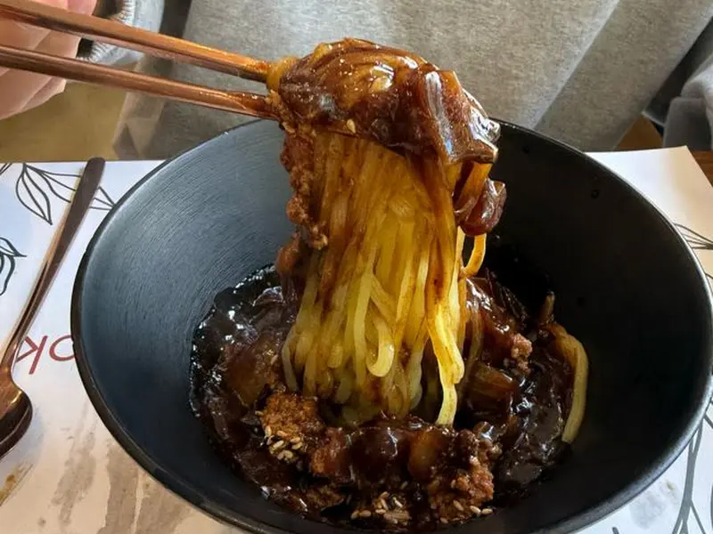 짜장면을 들어올리는 모습