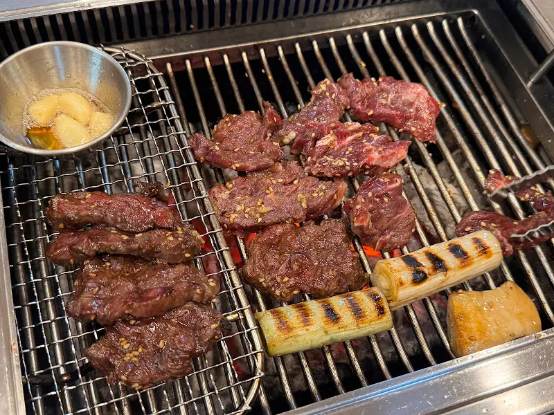 숯불 위에 익어가는 고추장 불고기