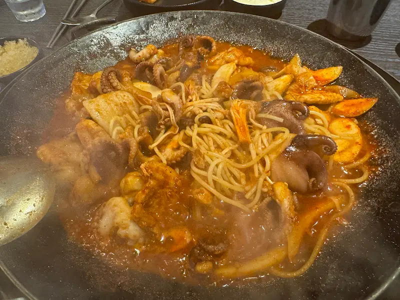 매콤한 쭈꾸미에 스파게티 면이 추가된 모습