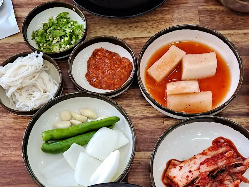 다양한 곁들임 반찬들이 풍성한 식사를 완성한다.